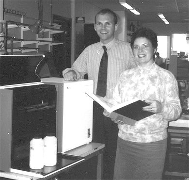 24: Jan Hermansson, Maggie Bywater-Ekeg�rd, visning ALF DNA-sequencer, San Diego