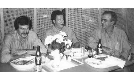 28: Kjell Holl�n, Thomas Andersson, Adam Chrissanthopulos, Matsalen