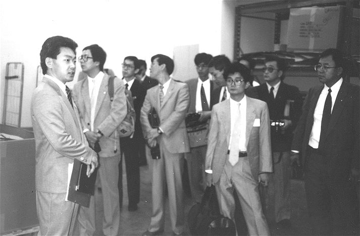 75: Kazuo Yamazaki, studiebes�k fr�n Japan (agent/f�rs�ljare), Packningen