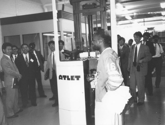 76: Kazuo Yamazaki, ?, studiebes�k fr�n Japan (agent/f�rs�ljare), Packningen