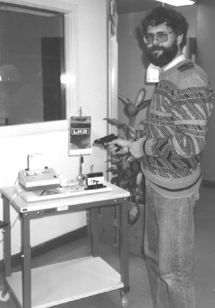 80: Bj�rn Eriksson, f�revisar provutrustning, Produktionsteknik