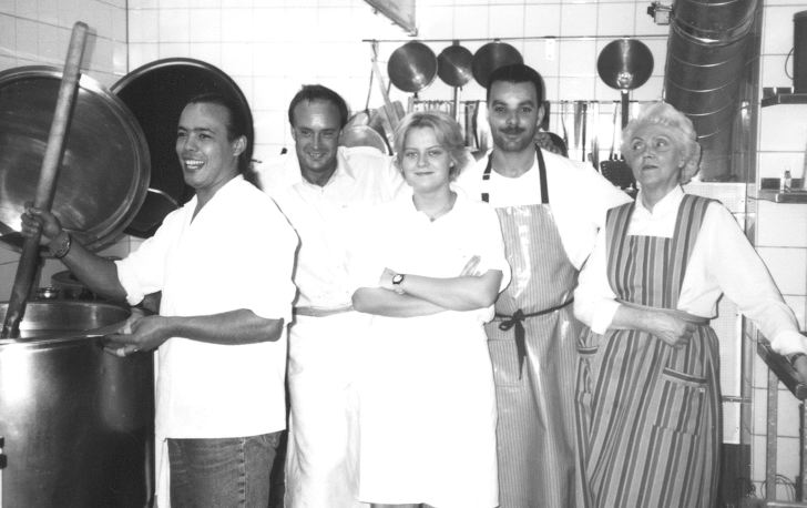 96: Kocklandslaget i LKB-restaurangen: Brahim, Mats, Lotta, Abel och Maja, Stekhuset Marcus