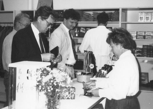 97: Hasse Andersson, G�ran Andrae, Arne Kristr�m, Anna-Lisa Fridh, �ppning av Personalbutiken