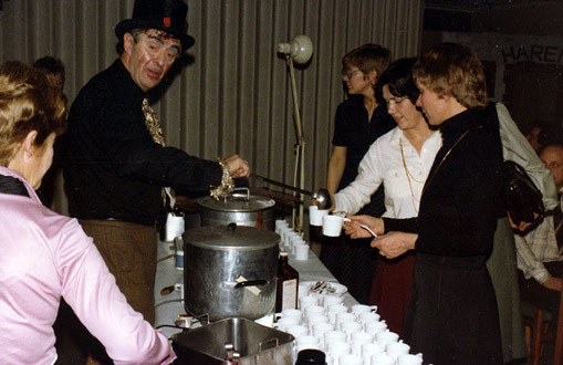 HL3: Herman serverar Anki, Eugenie och ? :: Herman serving Anki, Eugenie and ?