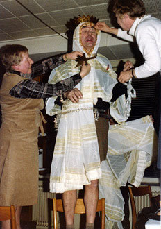 HL4: Herman sminkas f�r luciaspelet :: Herman gets his make-up for the Lucia show