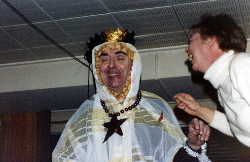 HL5: Herman sminkas f�r luciaspelet :: Herman gets his make-up for the Lucia show