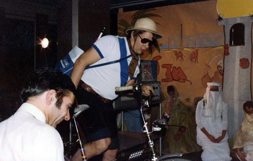 HL9: LKB Special Salesman (Kalle Wannberg) anl�nder p� sitt tj�nstefordon :: LKB's Special Salesman (Kalle Wannberg) arrives on his company vehicle