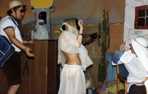 HL10: S�ljaren presenterar sin speciella Sheik-muta - en haremsdam (Sonja Hellberg) :: The Salesman presents his special Sheik bribe - a lady for his harem (Sonja Hellberg)