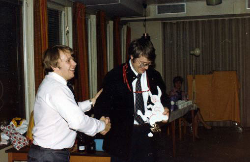 HL13: Kalle Wannberg ger Ingvar Petterson �rets utm�rkelse - Den Glada Kaninen som symboliserar immuniprodukter fr�n Dakopat :: Kalle Wannberg presents Ingvar Petterson with the award of the year - The Jolly Rabbit symbolizing the immuno products from Dakopat